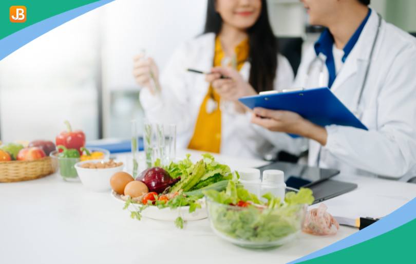 How can camp organizers simplify meal planning and parent communication?